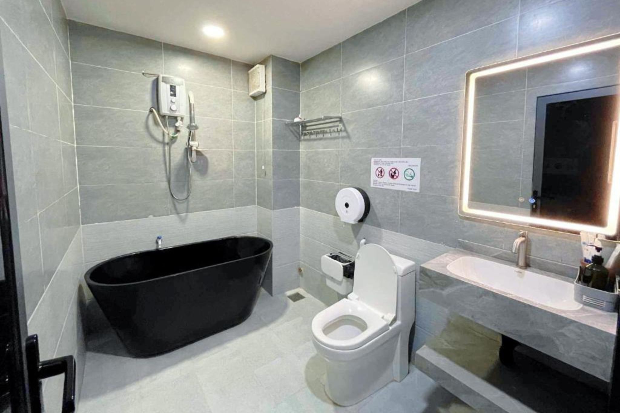 Thiết kế toilet và phòng tắm dùng chung trong hostel 15